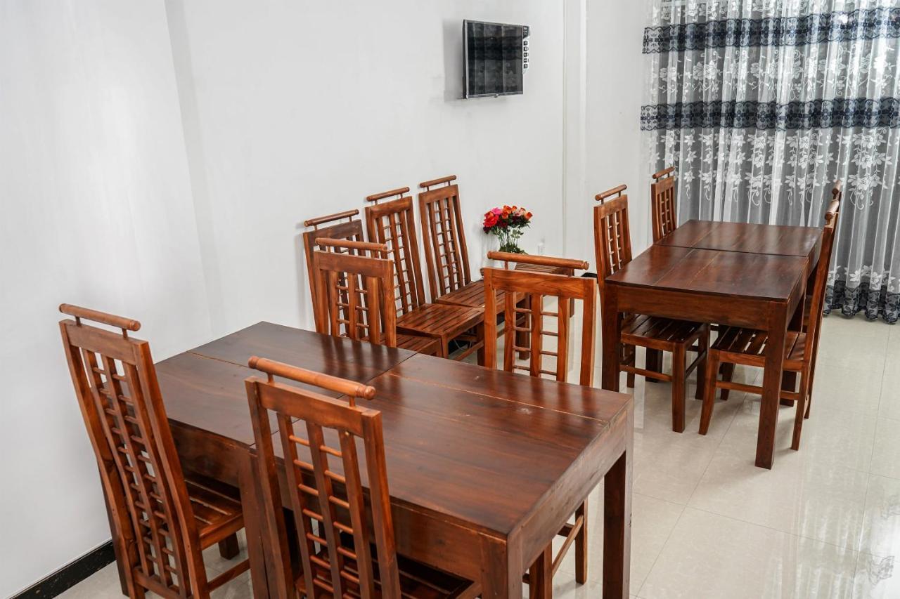 Oyo 438 Sarala Residence Hotel Kandy Exterior photo
